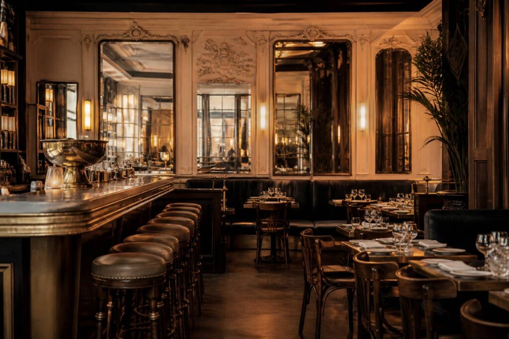Intérieur de brasserie parisienne Belle Époque