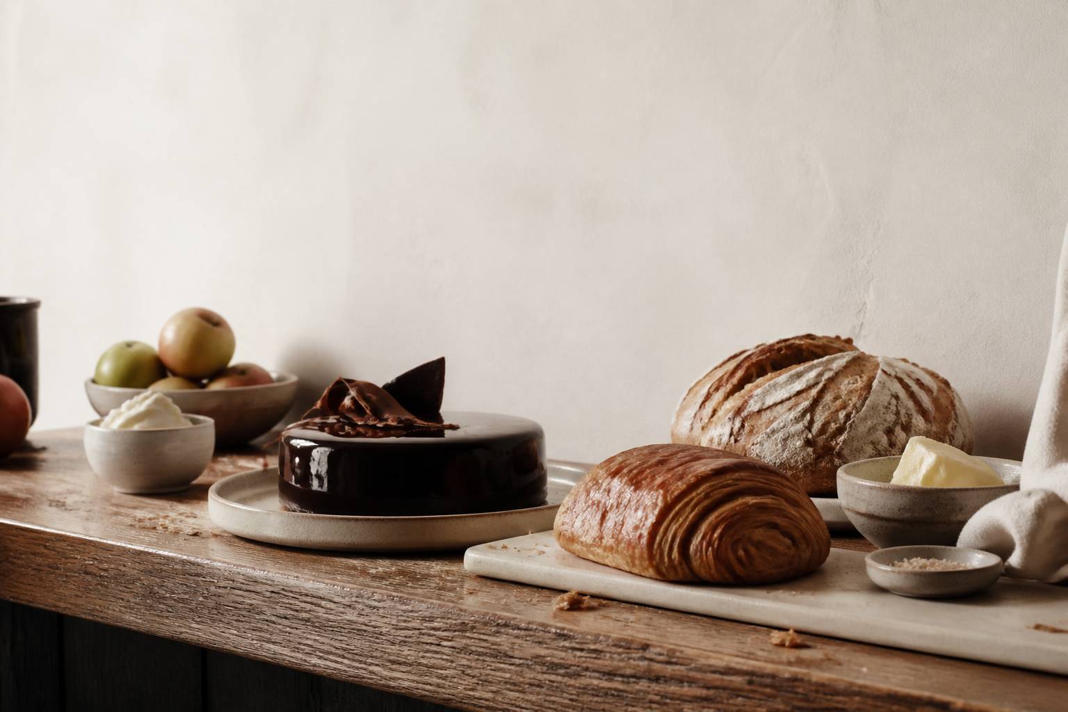 Entremet au chocolat et viennoiseries sur un étal artisanal