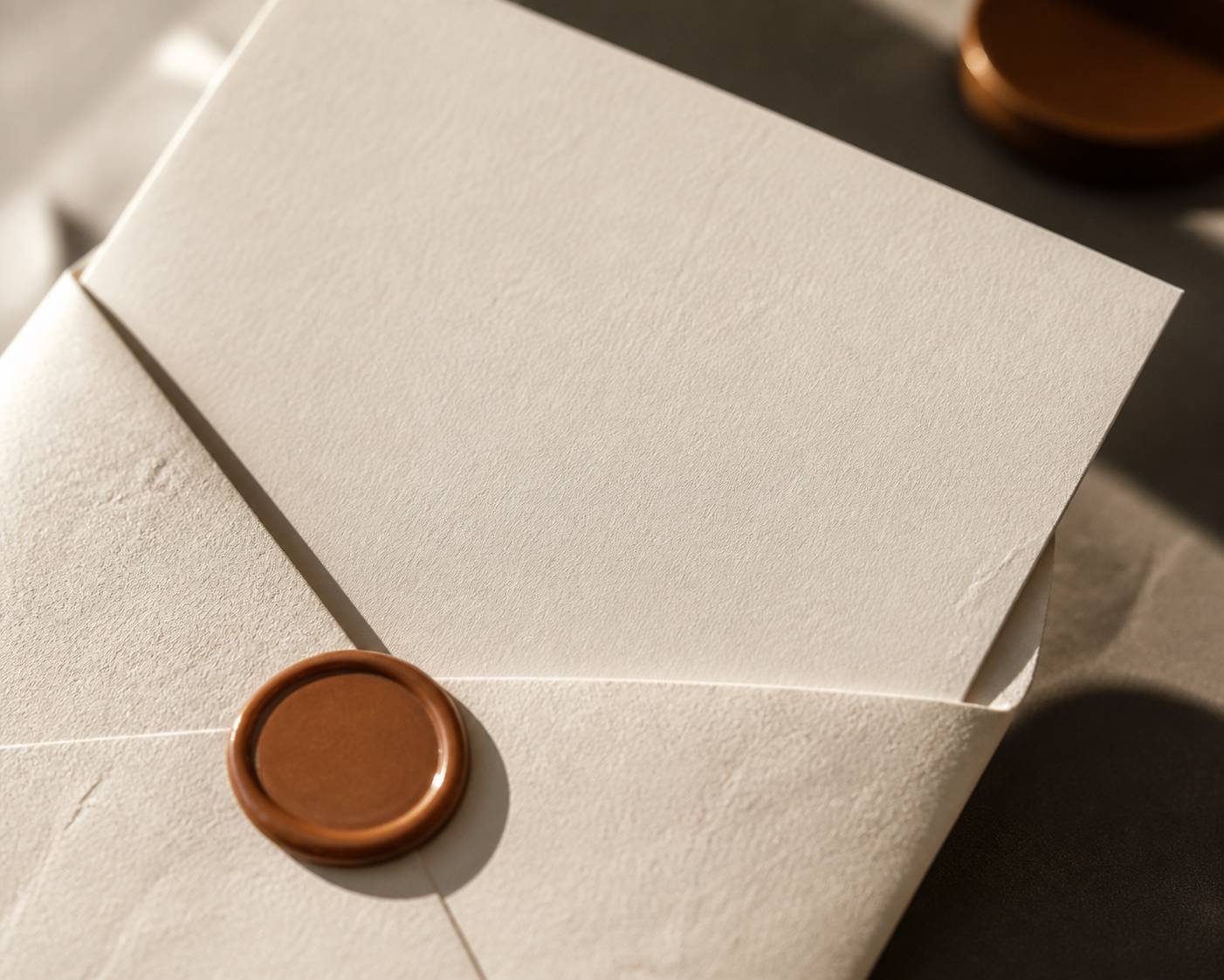 Enveloppe crème avec cachet de cire sur une carte