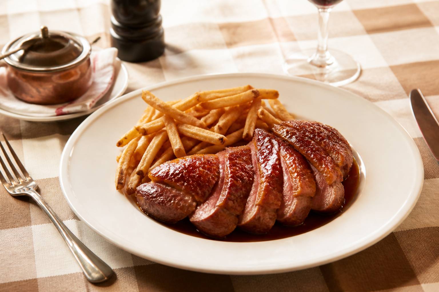 Plat classique de brasserie française servi à table