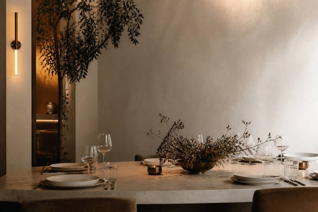 Table élégante d'un restaurant végétal parisien